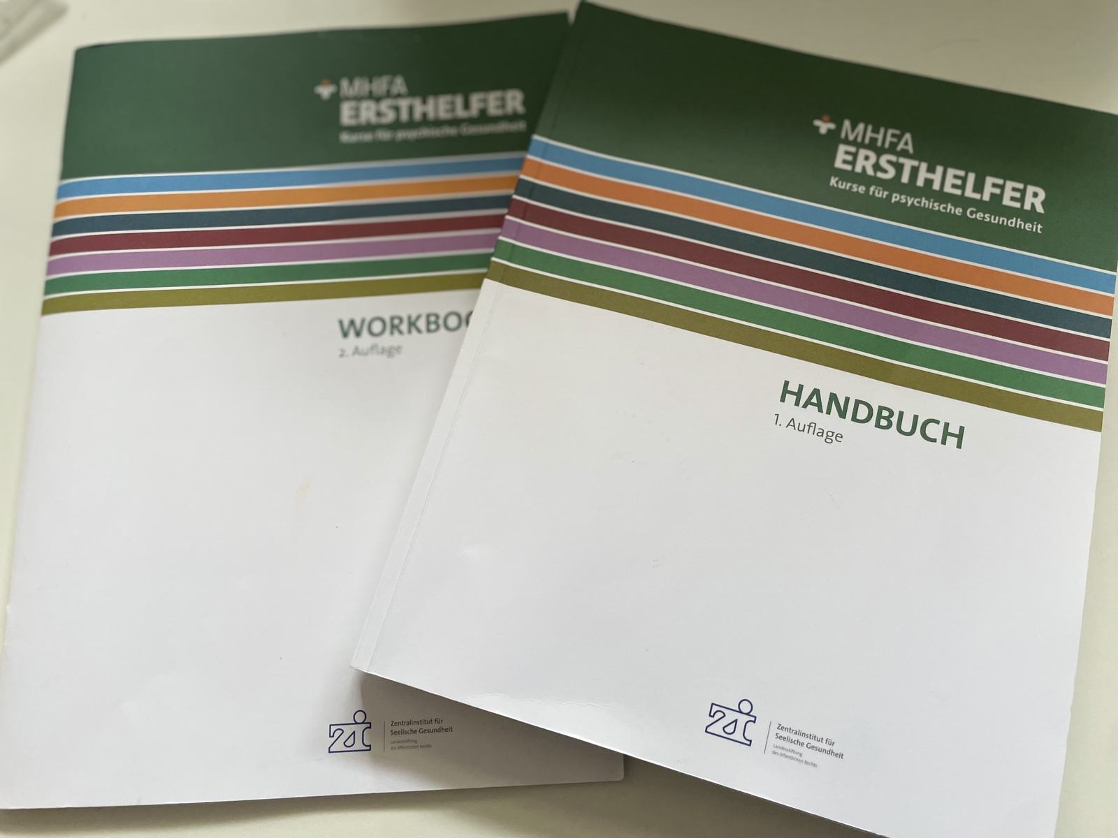 MHFA-Kursmaterialien auf einem Tisch