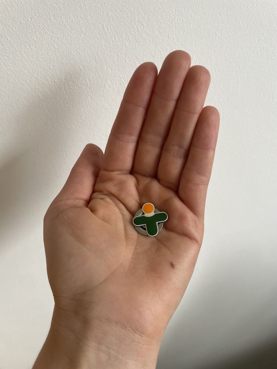 MHFA-Kursmaterial in einer Hand